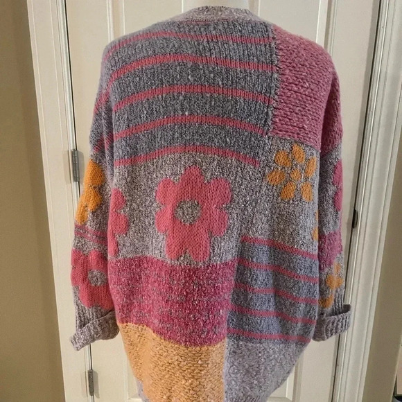 Sincerely Jules-NWT- color block floral sweater-size S - Picture 2 of 5